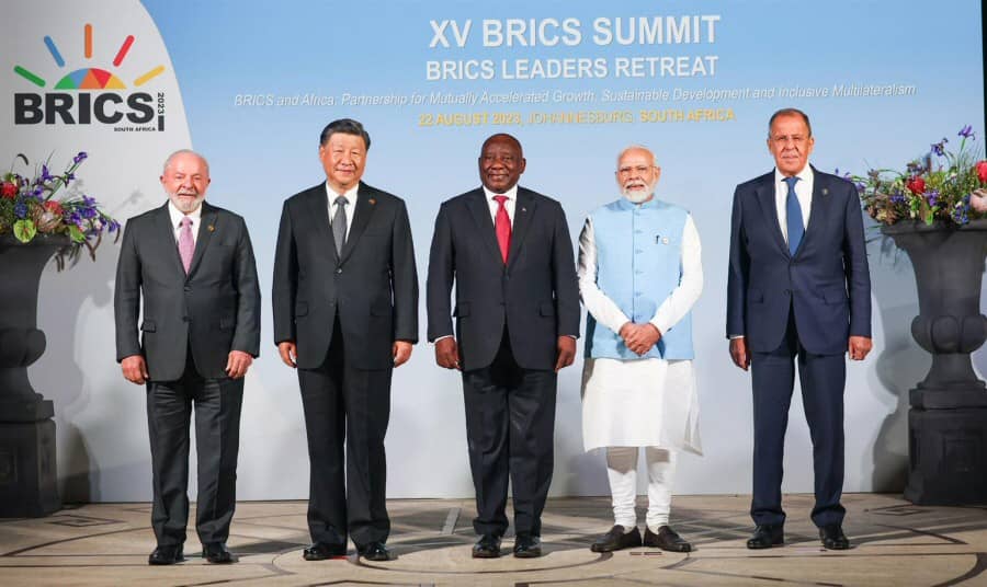 Sommet des BRICS 2023 : Vers une dédollarisation et une multipolarité croissantes ?